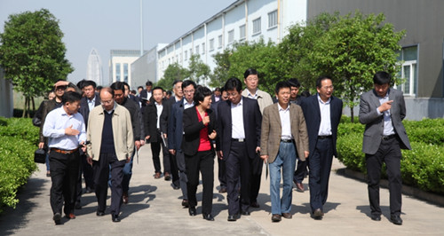 全省農(nóng)業(yè)龍頭企業(yè)工作會(huì)全體成員蒞企觀摩