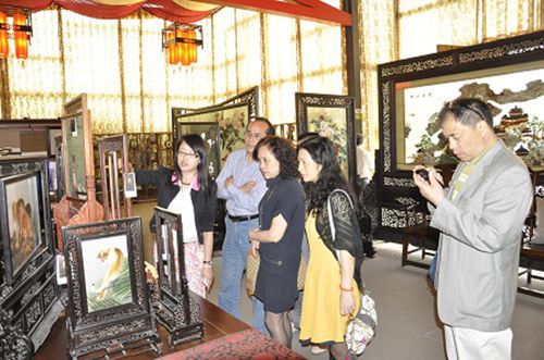 四川絲科院專家團赴郫縣蜀繡企業進行調研