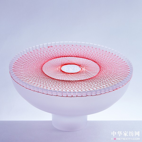 用吹制玻璃和線做成的餐具