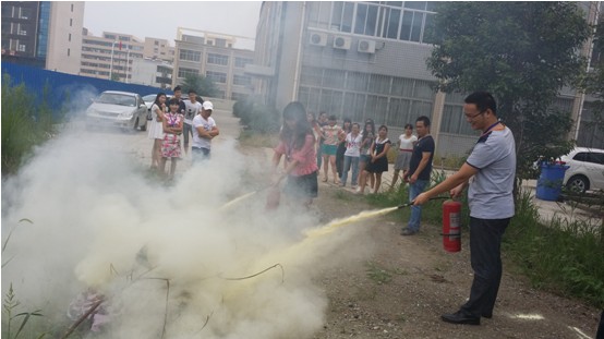 杉杉家紡:學(xué)習(xí)使用滅火器,加強(qiáng)防火意識