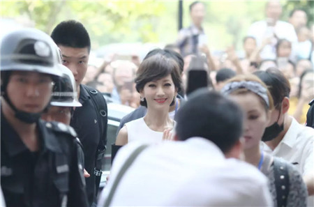 趙雅芝驚艷亮相博洋家紡寧波杉井奧特萊斯專賣店三周年現(xiàn)場(chǎng)