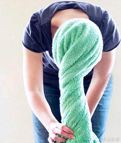 美浴生活:教程——洗澡后如何用浴巾包住頭發(fā)