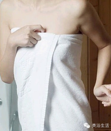 美浴生活:不要讓那一抹風情滑落,浴巾怎么裹才不掉?裹浴巾不掉的方法圖解