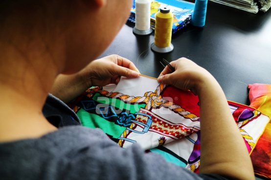 同樣是絲巾,奧羅拉憑什么敢說媲美愛馬仕?