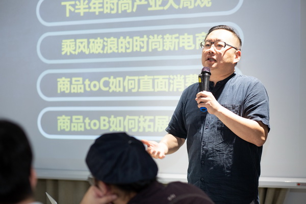 ��������r�����h�r��δ���l(f��)չ�����}Փ���ں��ݽz�IС�(zh��n)�e��